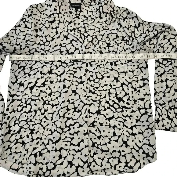 Black and White Floral Button-Up Blouse - Picture 14 of 15